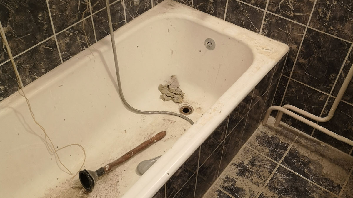 MASTER CLEAN - A KIS és NAGYTAKARÍTÁS SZAKÉRTŐJE - TAKARÍTÁS  - DUNAÚJVÁROS - Lakás - Fürdőszoba - Kád - ELŐTTE